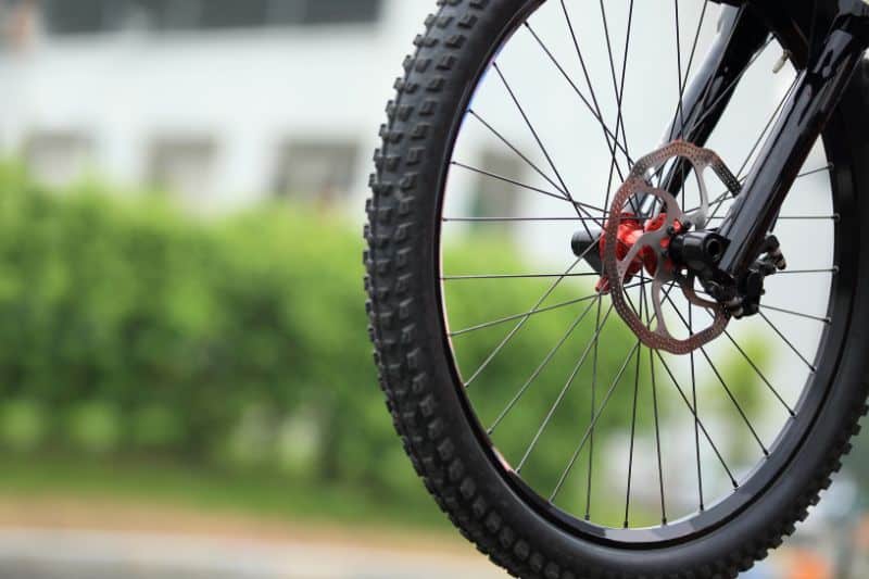 Os pneus de bicicleta podem ser de aço carbono