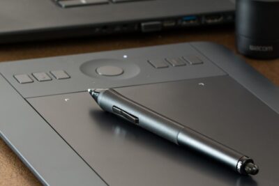 Mesa digitalizadora vs. tablet: qual é a melhor ferramenta para desenho?