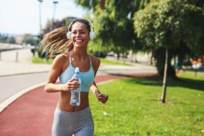 Guia de compras 2025: Como combinar camisas e leggings para mulheres acima de 40 anos