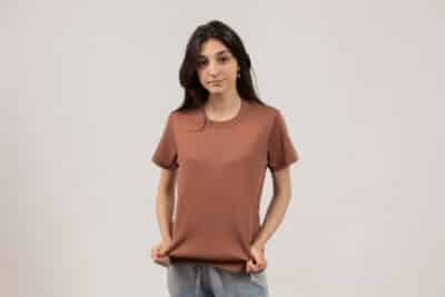 Camisas marrons femininas: Uma tendência versátil em 2025