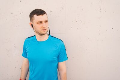 Quais são as melhores marcas de camisetas masculinas para todos os estilos