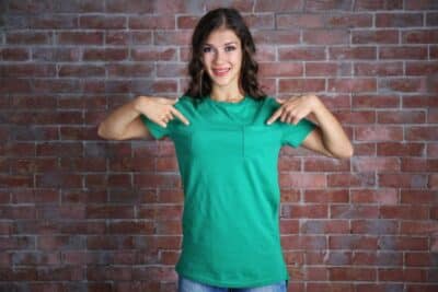 Como combinar camiseta verde em diferentes estilos de outfit