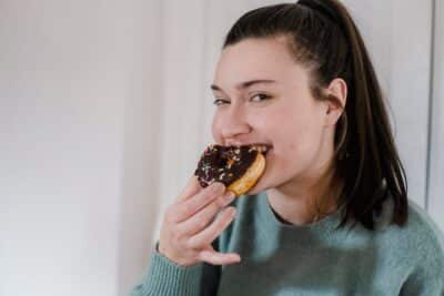 Como parar de comer açúcar: estratégias práticas para o dia a dia
