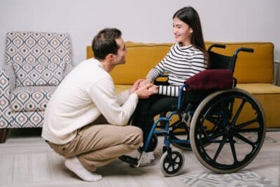 Cadeira de rodas para obesos: tipos, indicações e soluções adaptadas