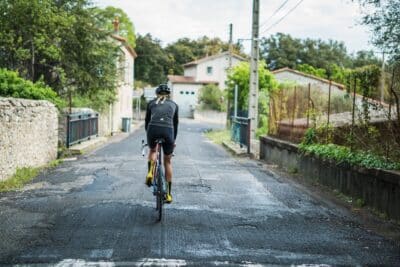 Como escolher roupas ideais para pedalar: conforto, segurança e performance