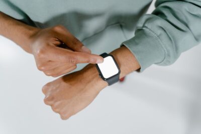 Diferença entre smartband e smartwatch: funções, vantagens e qual escolher