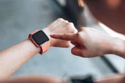 Melhores smartwatches e smartbands para natação: guia completo
