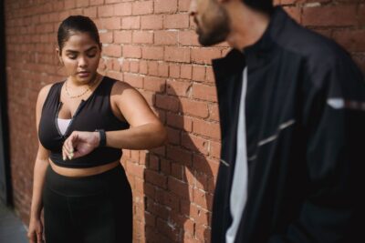 Smartband com GPS vs sem GPS: qual formato entrega mais bateria, leveza e ajuste no pulso
